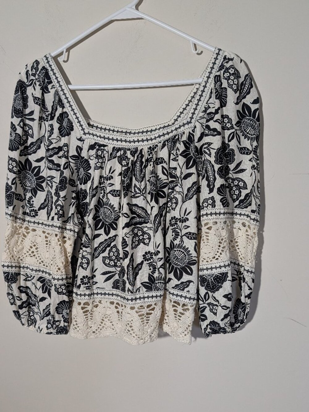 Christian Sirano Floral Linen Blend Crochet Trim Peasant Blouse Sz M Cream Black